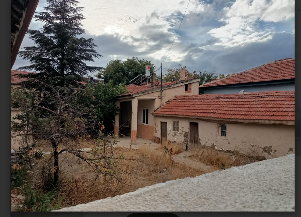 SATILDI.Bardakçı mahallesinde yatırımlık bahçeli ev.Pazara çok yakın mesafede bahçeli kerpiç ev ve kerpiç ahır.