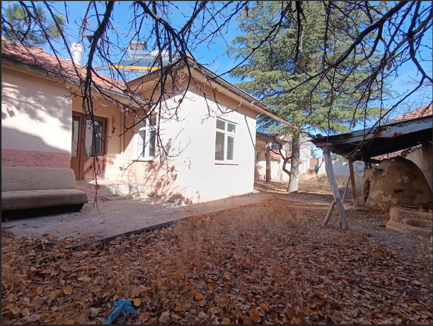 ÇUMRA KİRALIK MÜSTAKİL EV!!!Bardakçı mahallesinde kiralık bahçeli ev.Pazara çok yakın mesafede bahçeli kerpiç ev ve kerpiç ahır.